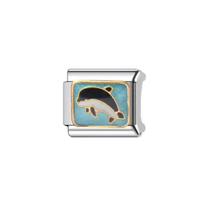 Detailansicht eines italienischen Charm-Moduls mit blauem Emaille-Delfin-Design.