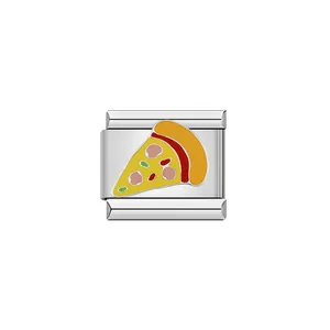 Dettaglio di un charm pizza in acciaio inossidabile per bracciali modulari italiani.