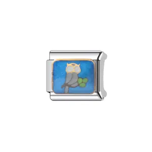 Detailansicht eines italienischen Charm-Links aus Edelstahl mit farbigem Eulen-Design.