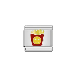 Dettaglio charm modulare italiano in acciaio con motivo a patatine fritte in smalto