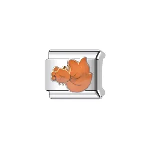 Detailansicht eines orangefarbenen Dinosaurier-Charms für DIY-italienische Armbänder