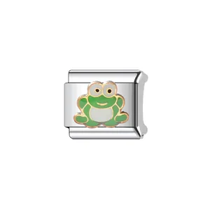 Detailansicht eines italienischen Charm-Glieds aus Edelstahl mit grünem Frosch-Design