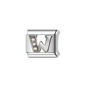 Dettaglio charm modulare italiano in acciaio con lettera W e cristalli