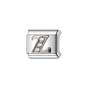Primo piano del charm italiano in acciaio inossidabile argento con lettera Z scintillante.