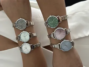Detailweergave van verschillende quartzhorloges met gekleurde wijzerplaten en stalen banden.