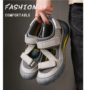 Gros plan sur des sandales de randonnée beiges pour hommes avec mesh et bandes velcro