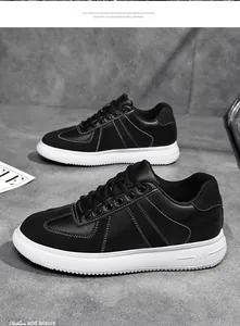 Detailansicht der schwarzen Herren-Sneaker mit dicken weißen EVA-Sohlen und Erhöhung.