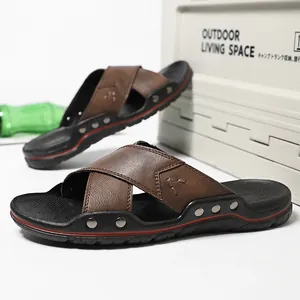 Heren slippers van bruin leer met kruisbanden en antislipzool voor buiten strand