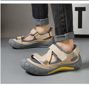 Vue latérale de sandales de randonnée pour hommes avec bout fermé et sangles velcro