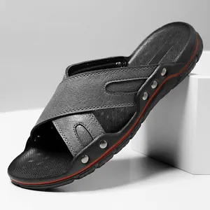Heren leren slippers met gekruiste bandjes en klinknagel details