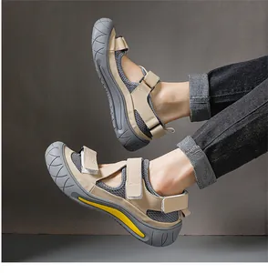 Vue latérale de sandales de randonnée kaki pour hommes avec bout fermé respirant.