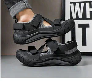 Vue détaillée de sandales de randonnée noires à bout fermé pour hommes avec sangles