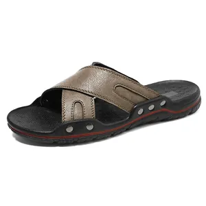 Heren slippers van bruin leer met kruisbandjes en antislipzool voor de zomer