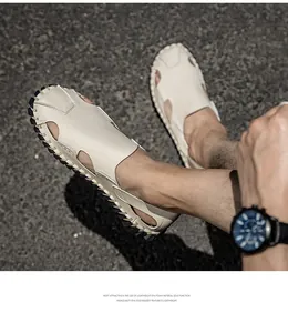 Primo piano di sandali beige traforati da uomo con suola leggera in EVA