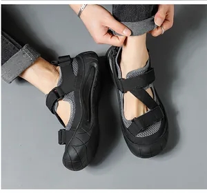 Vue détaillée des sandales de randonnée noires pour hommes avec mesh respirant et scratch.