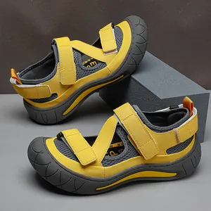Détail de sandales de randonnée jaunes avec sangles réglables et embout de protection