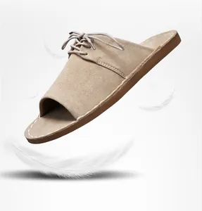 Detailaufnahme der hochwertigen Khaki-Wildleder-Pantolette für Herren mit Schnürung
