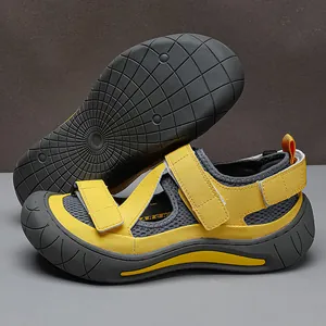 Détail de sandales de randonnée jaunes pour hommes montrant la semelle antidérapante.