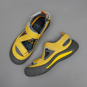 Vue détaillée de sandales de randonnée jaunes pour hommes avec mesh et velcro