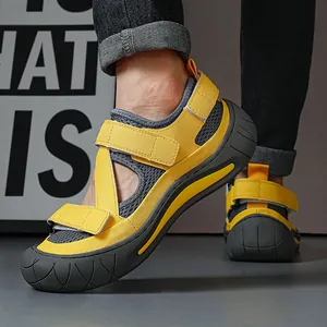 Vue latérale de sandales de sport jaunes pour hommes avec maille et bandes velcro