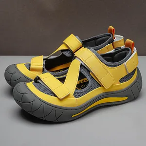 Vue latérale de sandales de sport jaunes avec mesh respirant et sangles velcro robustes