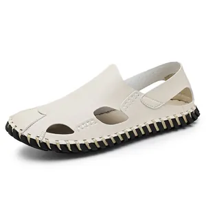 Eleganti sandali traforati da uomo con suola morbida cucita per il massimo comfort estivo.