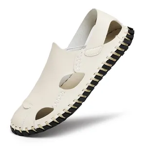 Sandali da uomo beige traforati con punta chiusa, suola morbida e design slip-on.