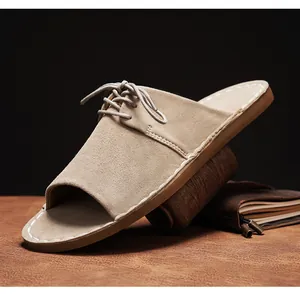 Detailansicht luxuriöser beiger Herren-Sandalen aus Wildleder mit feiner Schnürung.