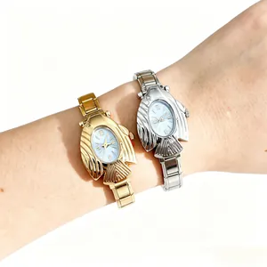 Elegante primo piano di orologi al quarzo stile pesce volante indossati sul polso di una modella
