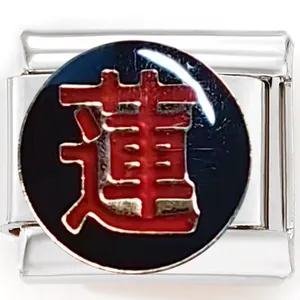 Makro-Detail eines Edelstahl-Italian-Charms mit einem roten Lotus-Schriftzeichen