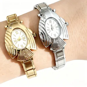 Dettaglio ravvicinato di orologi al quarzo a forma di pesce volante in oro e argento