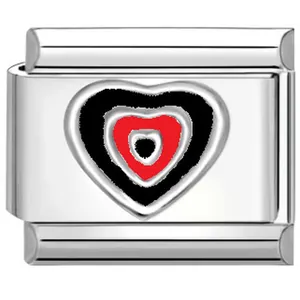 Detailweergave van een roestvrijstalen modulaire armbandlink met drievoudig hartontwerp.