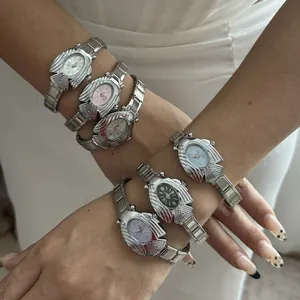 Dettaglio di vari orologi al quarzo ovali colorati con cinturini in argento a forma di pesce