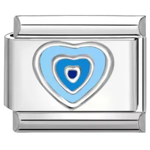 Detailopname van hartvormige modulaire bedel met blauw boze oog emaille ontwerp