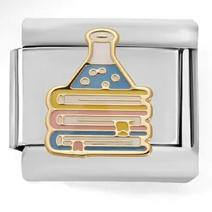 Dettaglio charm bracciale modulare con becher e libri in smalto per il diploma scolastico