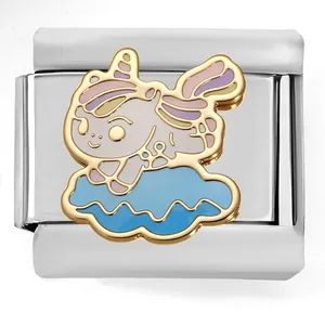 Vista dettagliata di un charm in smalto a forma di unicorno per bracciali componibili.