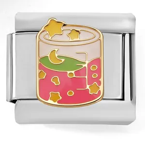 Dettaglio del charm link italiano con design in smalto di una bevanda stellata cartone
