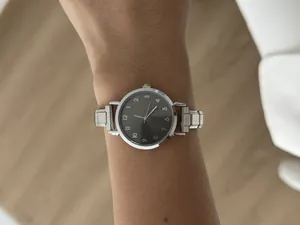 Elegante minimalistische dameskwartshorloge met zilveren stalen band gedragen om de pols