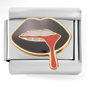 Dettaglio di un charm italiano in acciaio inossidabile con design di labbra gocciolanti.