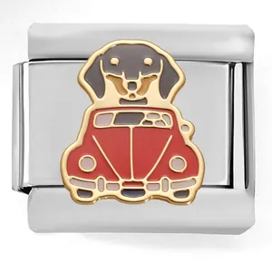 Dettaglio di una maglia charm italiana in acciaio con un bassotto in un'auto rossa