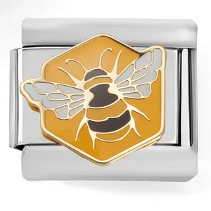 Dettaglio di un modulo per bracciale italiano con design ad ape dorata su giallo