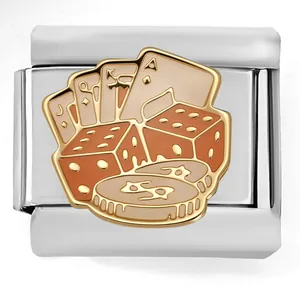 Dettaglio del charm per bracciale modulare italiano con motivo di carte da poker e dadi