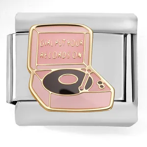 Dettaglio di un charm giradischi in smalto rosa su una maglia componibile italiana.