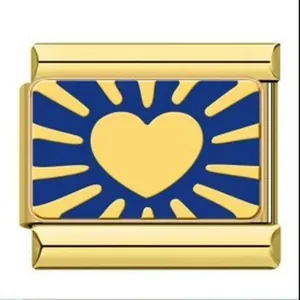 Primer plano detallado de un eslabón de charm italiano bañado en oro con corazón azul.