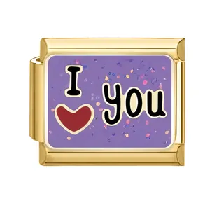 Detalle del charm italiano 'I Love You' de acero inoxidable con purpurina morada para DIY
