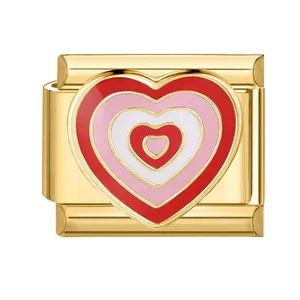 Detalle de charm modular de corazón bañado en oro para pulsera DIY con esmalte