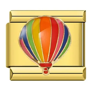 Detalle de abalorio de pulsera modular en acero chapado en oro con globo aerostático