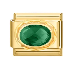 Primer plano de un charm de pulsera de acero inoxidable dorado con piedra verde