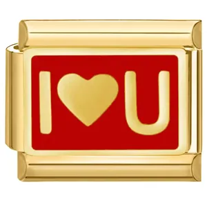 Detalle de eslabón charm italiano chapado en oro con esmalte rojo y diseño I love you