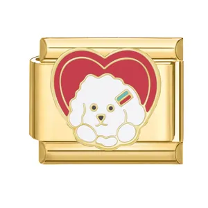 Eslabón de charm modular de acero inoxidable dorado con caniche blanco sobre corazón rojo